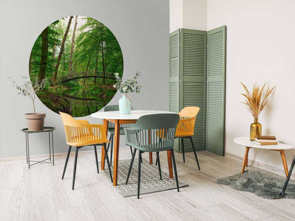 Most łukowy w lesie