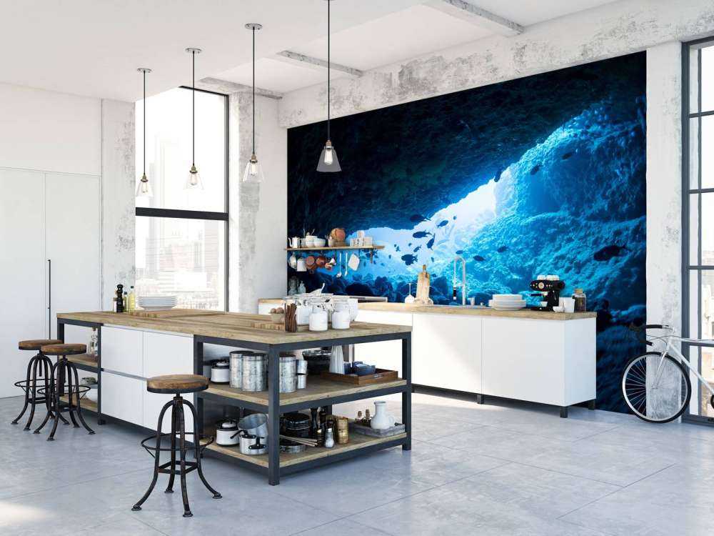 Wąska jaskinia z rybami