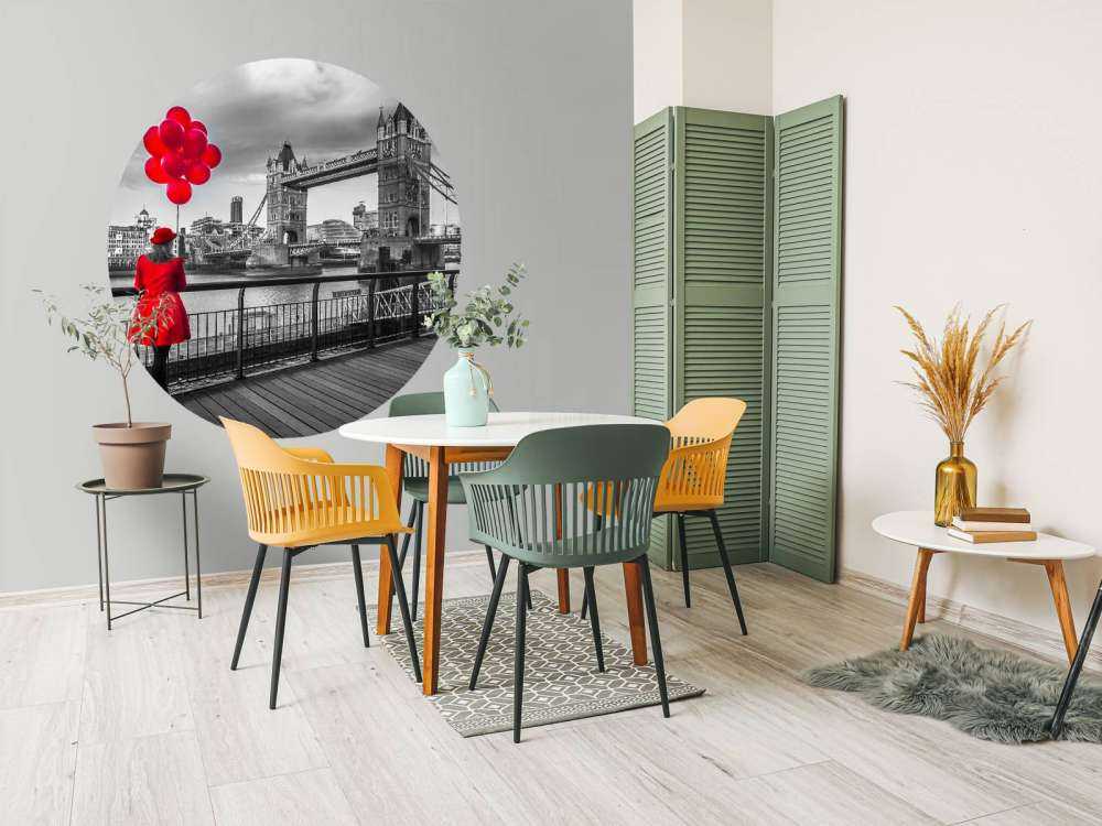 Kobieta na moście wieżowym