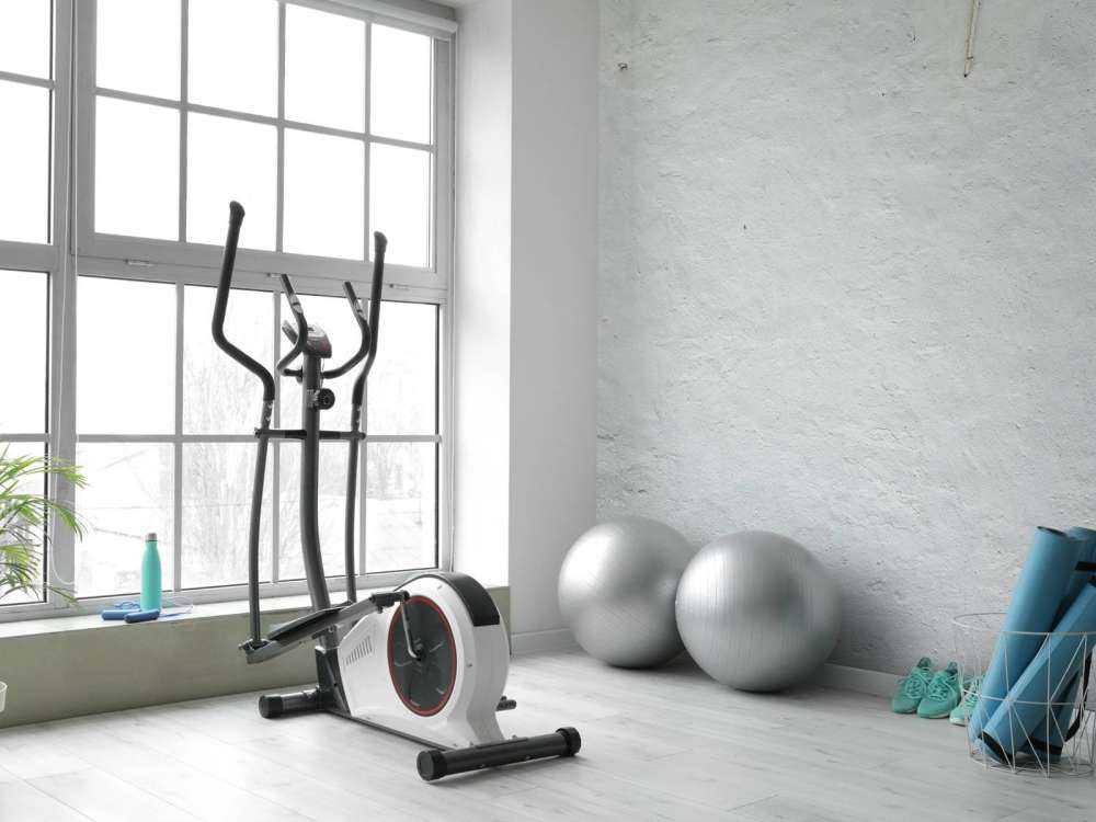 Ściana z białym stiukiem