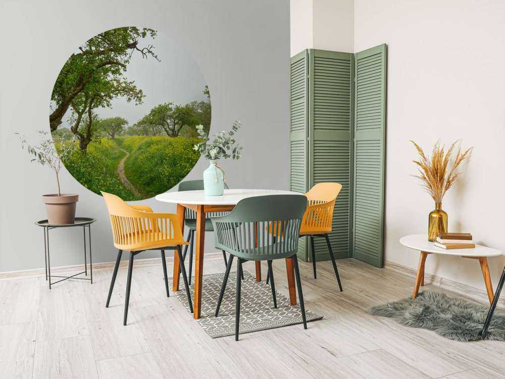 Ścieżka przez wzgórza z żółtymi kwiatami