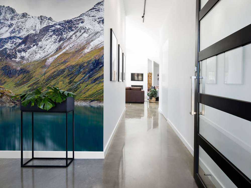 Szczyty górskie pokryte śniegiem w pobliżu górskiego jeziora