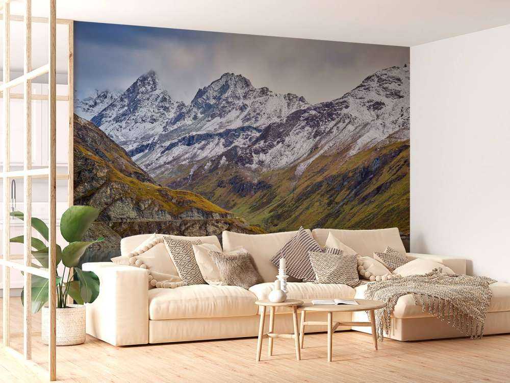 Szczyty górskie pokryte śniegiem w pobliżu górskiego jeziora