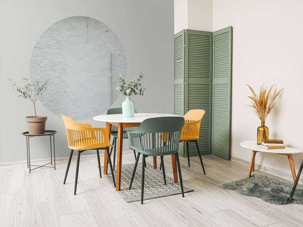 Ściana z białym stiukiem i belką