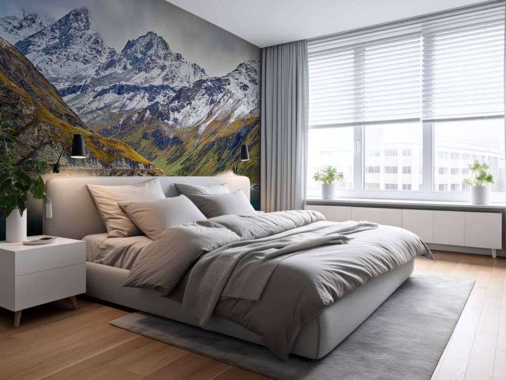 Szczyty górskie pokryte śniegiem w pobliżu górskiego jeziora