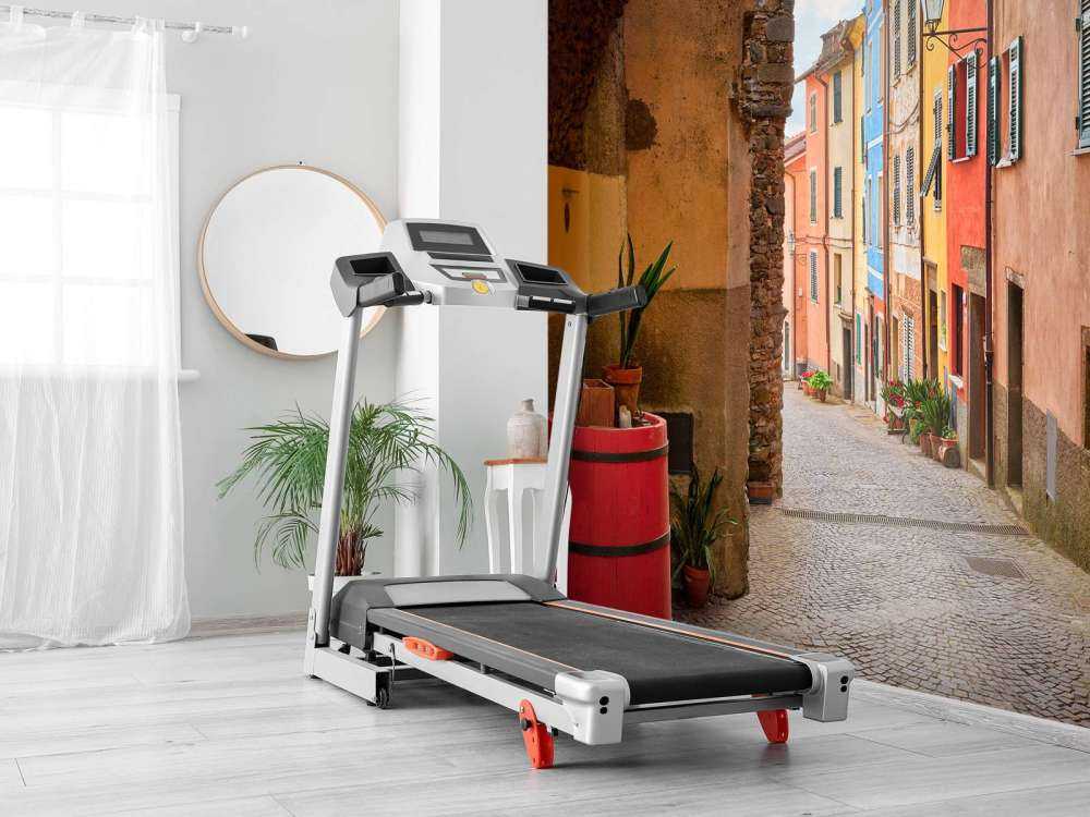 Włoska ulica z łukiem