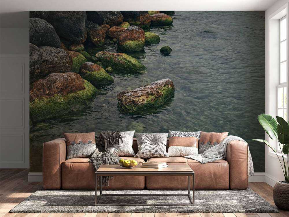 Skały nad górskim jeziorem