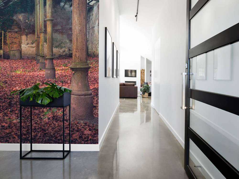 Opuszczony dom z liśćmi