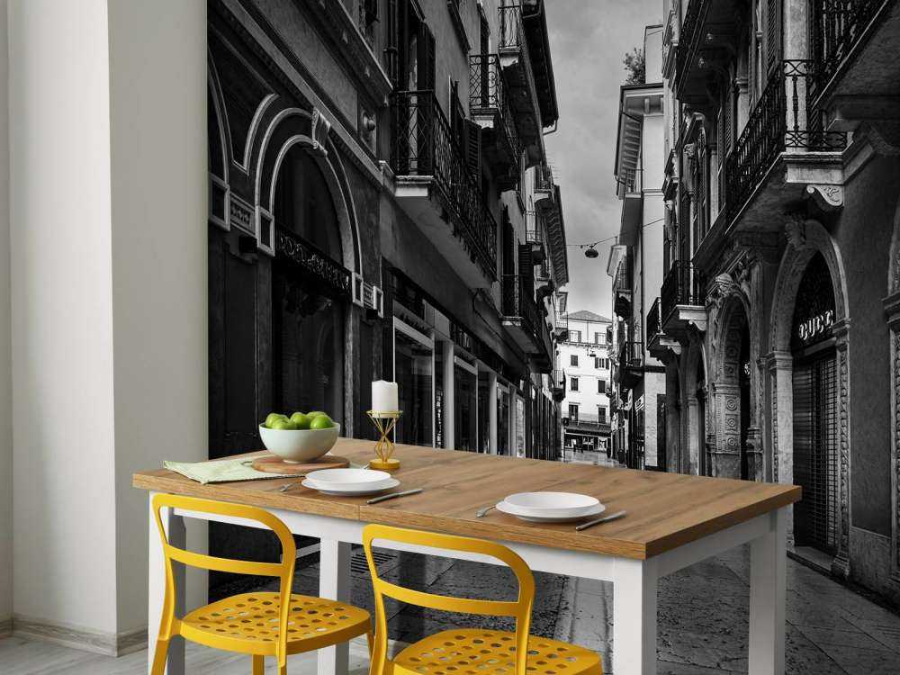 Ulica handlowa w czerni i bieli