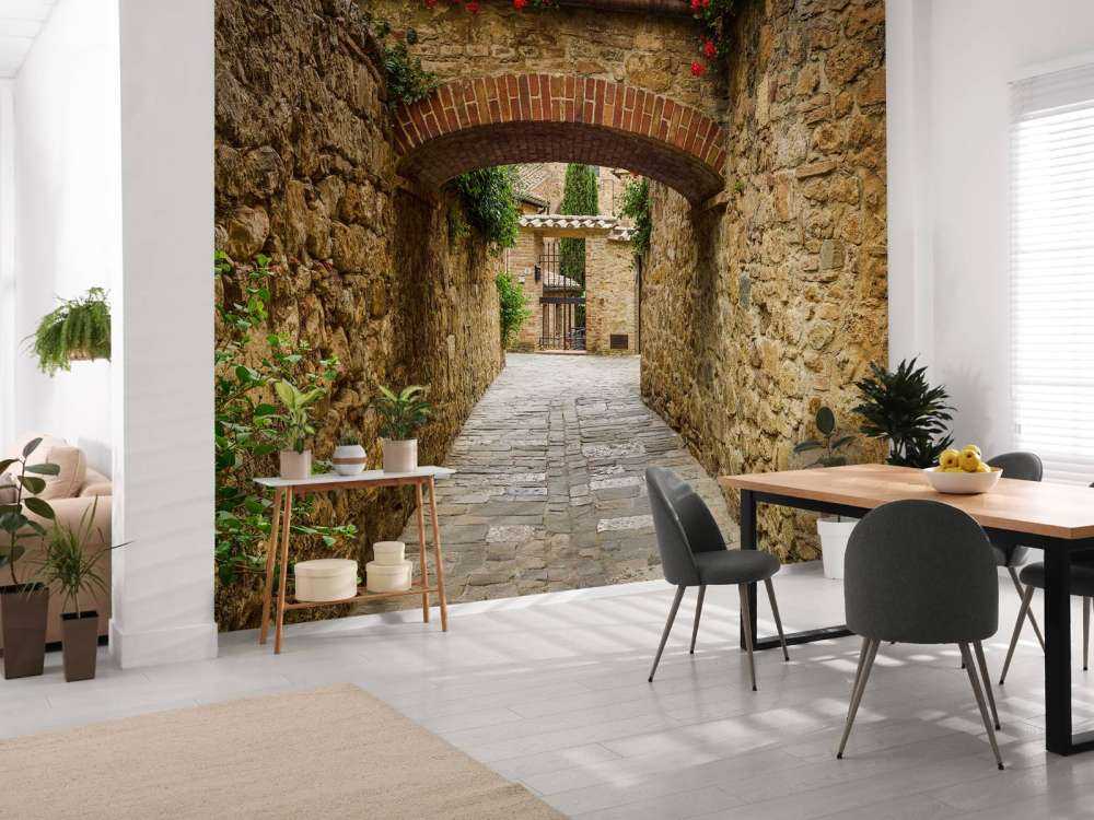 Łuk z czerwonymi kwiatami