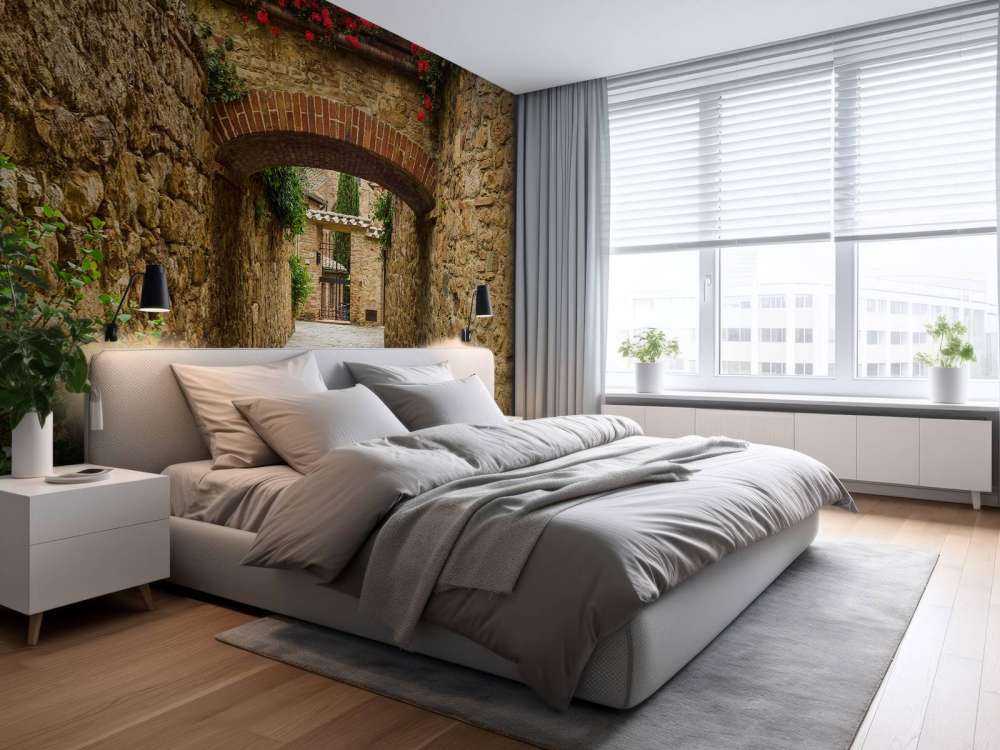 Łuk z czerwonymi kwiatami