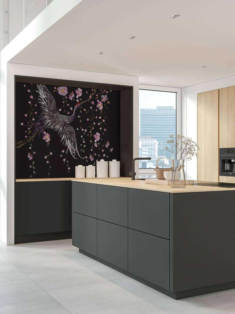 Żurawie z różowymi kwiatami