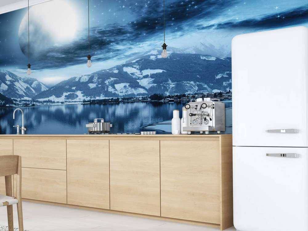 Zamrożone jezioro w nocy