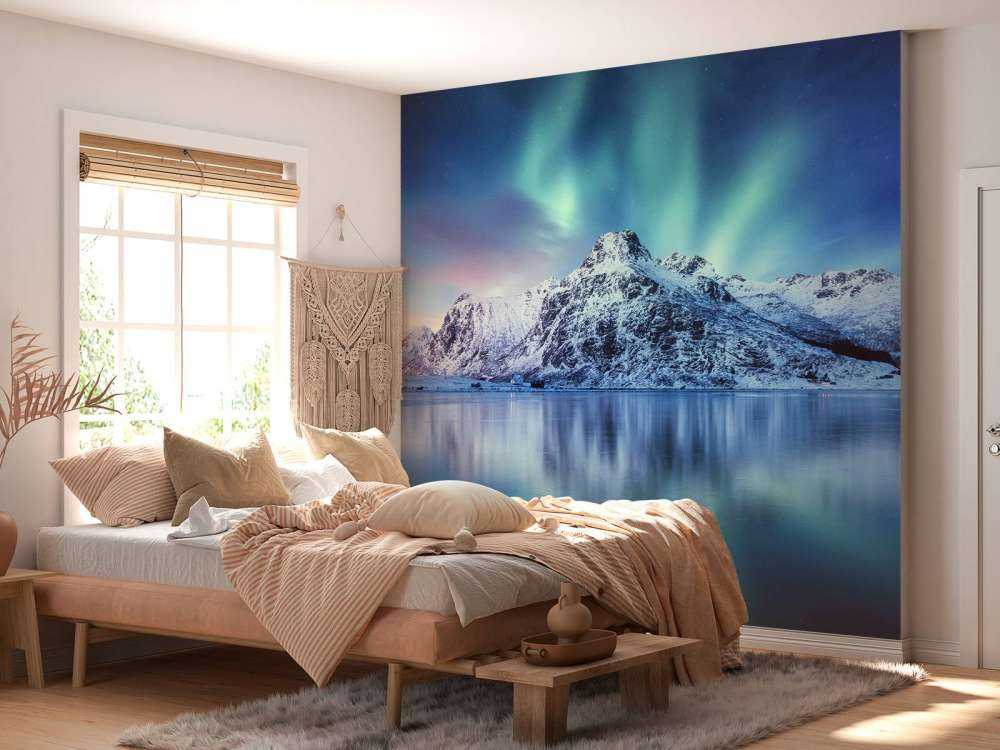 Północne światła nad zamarzniętym oceanem i górami