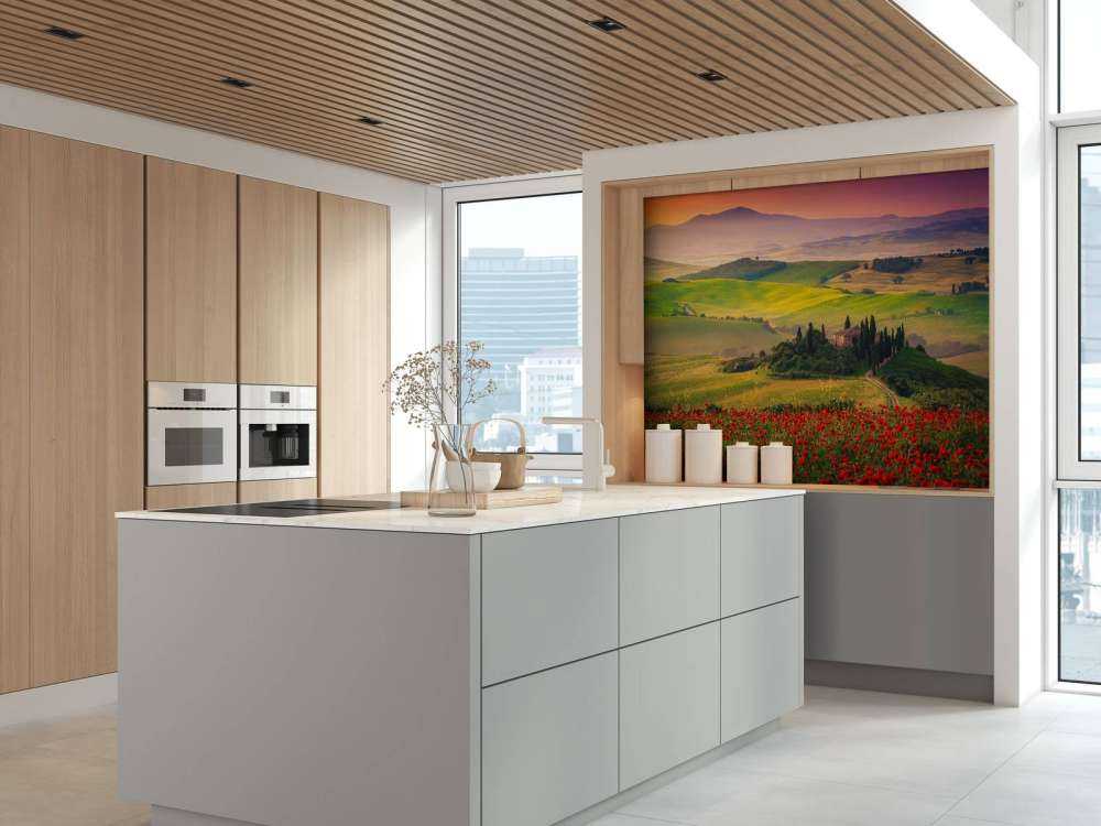 Czerwone maki z włoskim krajobrazem