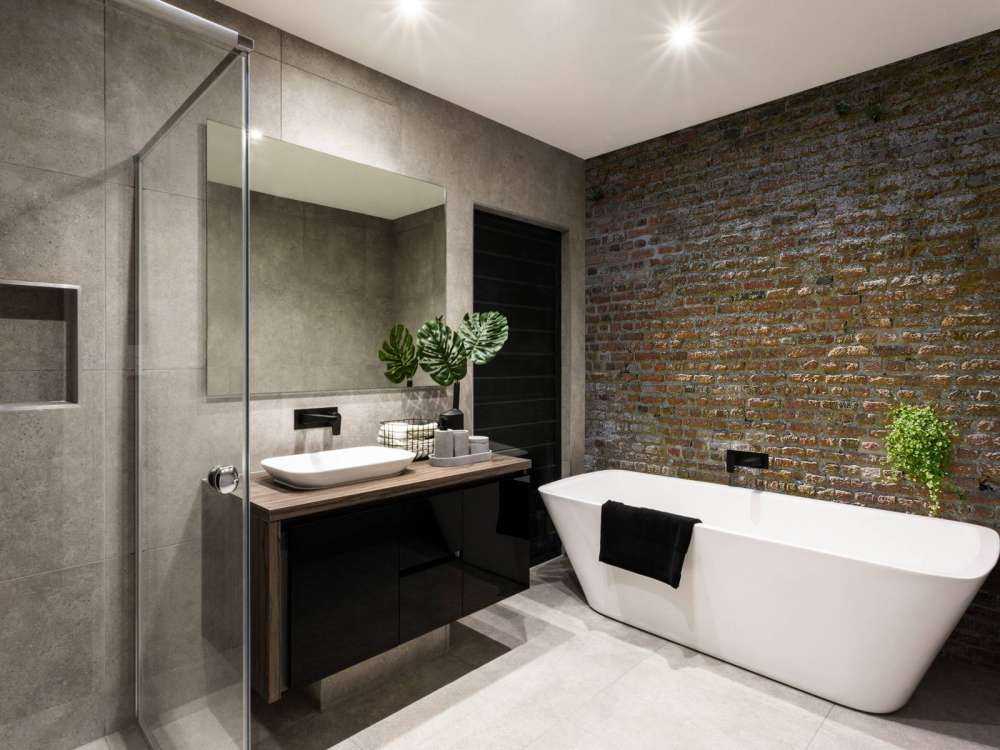 Stary kamienny mur miejski z roślinnością