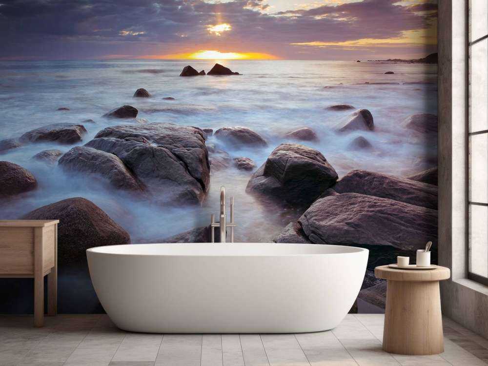 Zachód słońca nad skalistym wybrzeżem