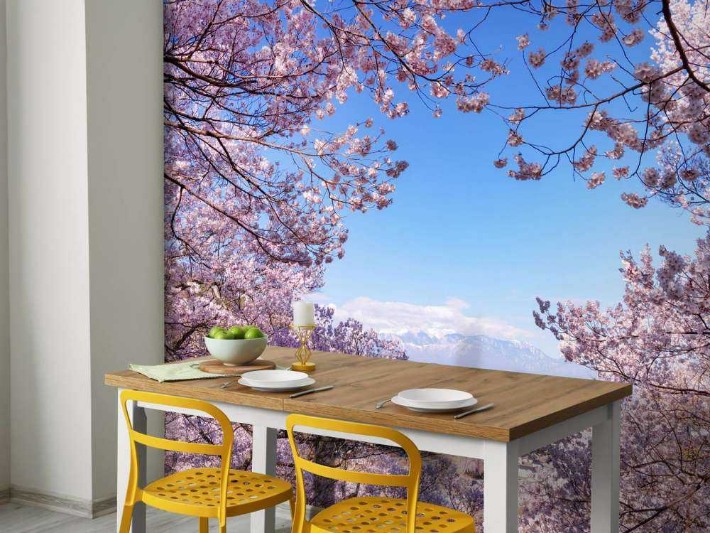 Różowe kwiaty na tle gór