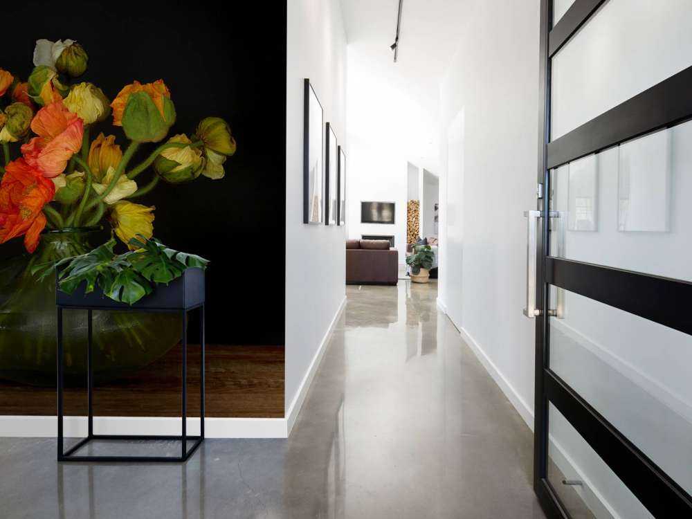 Malowniczy wazon z kwiatami