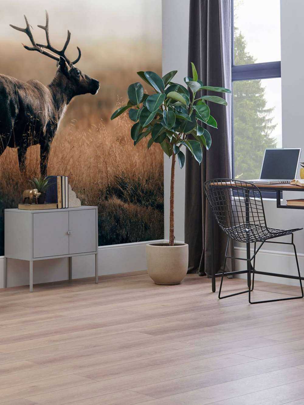 Renifer w wysokiej trawie