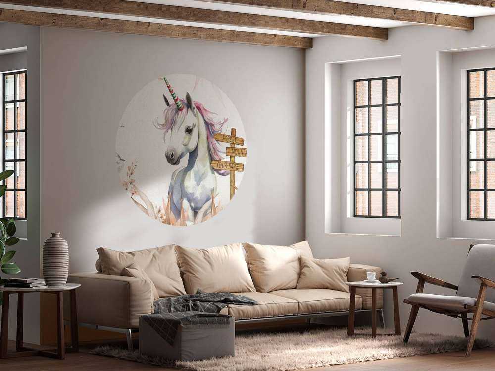 Mały jednorożec z roślinami taupe