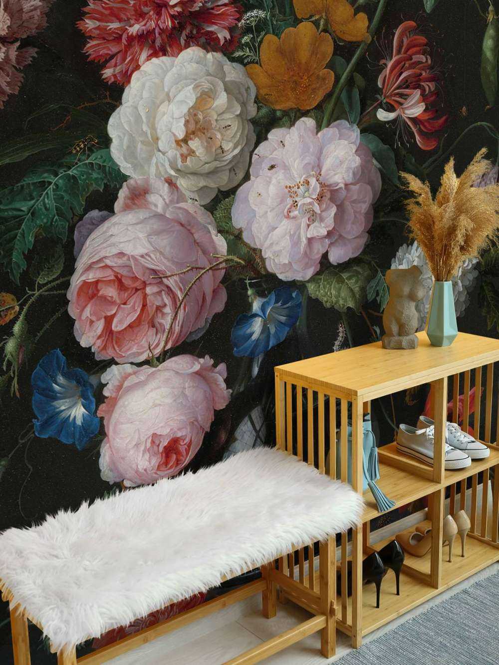 Martwa natura z kwiatami w szklanym wazonie.