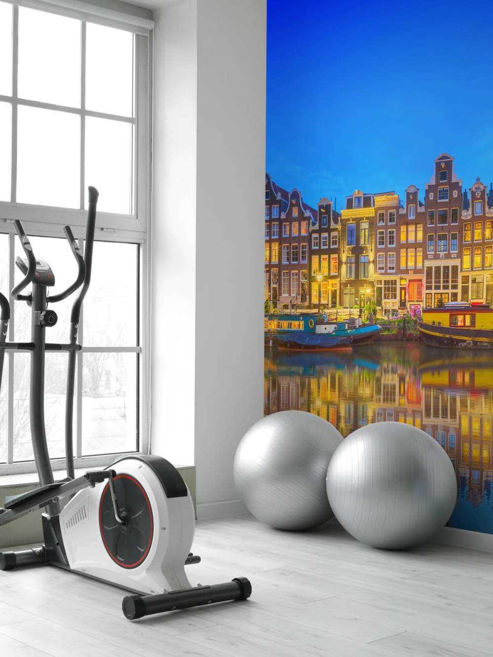 Kanał amsterdamski w nocy