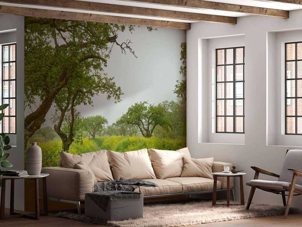 Ścieżka przez wzgórza z żółtymi kwiatami