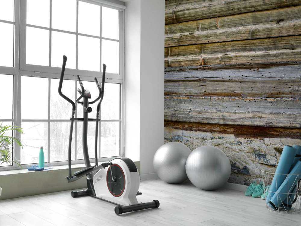 Drewno na kamiennej ścianie