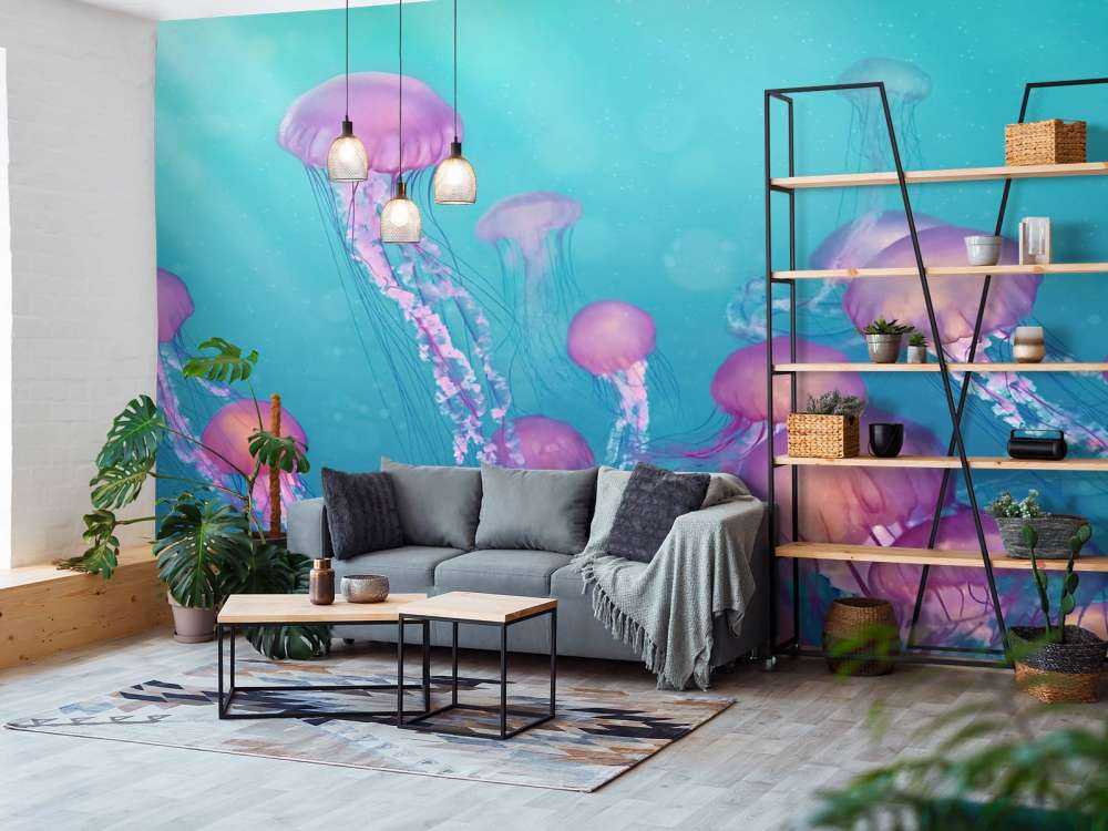 Różowe meduzy w niebieskim morzu