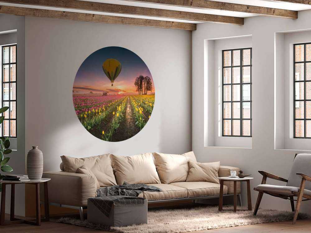 Różowo-żółte pole tulipanów