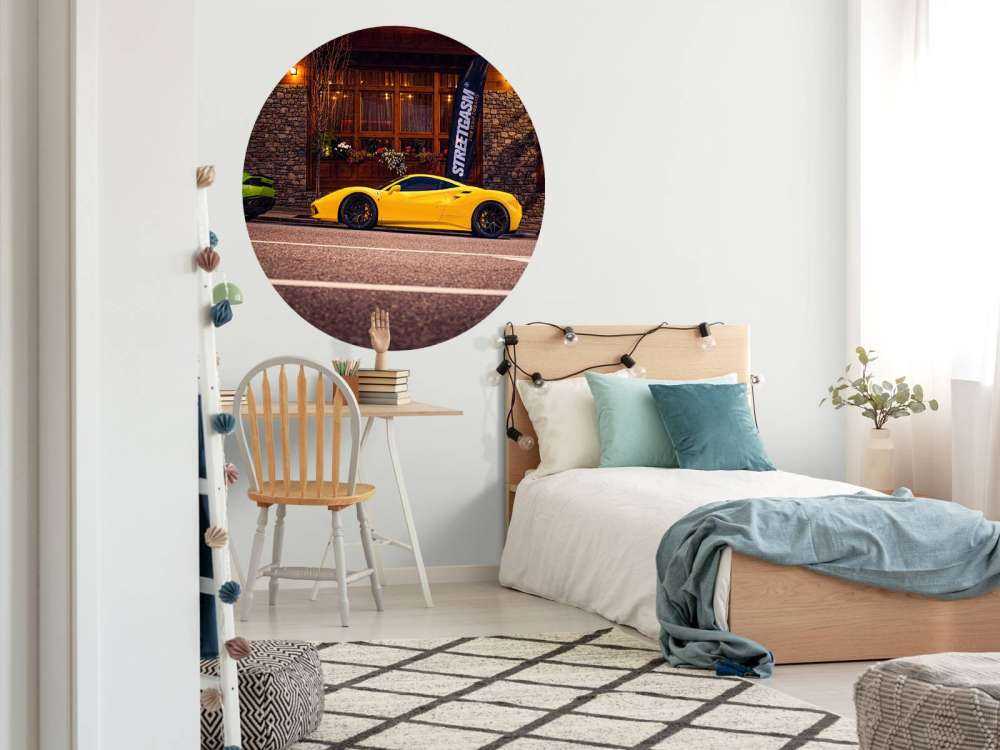 Ekskluzywne samochody w drewnianej chacie