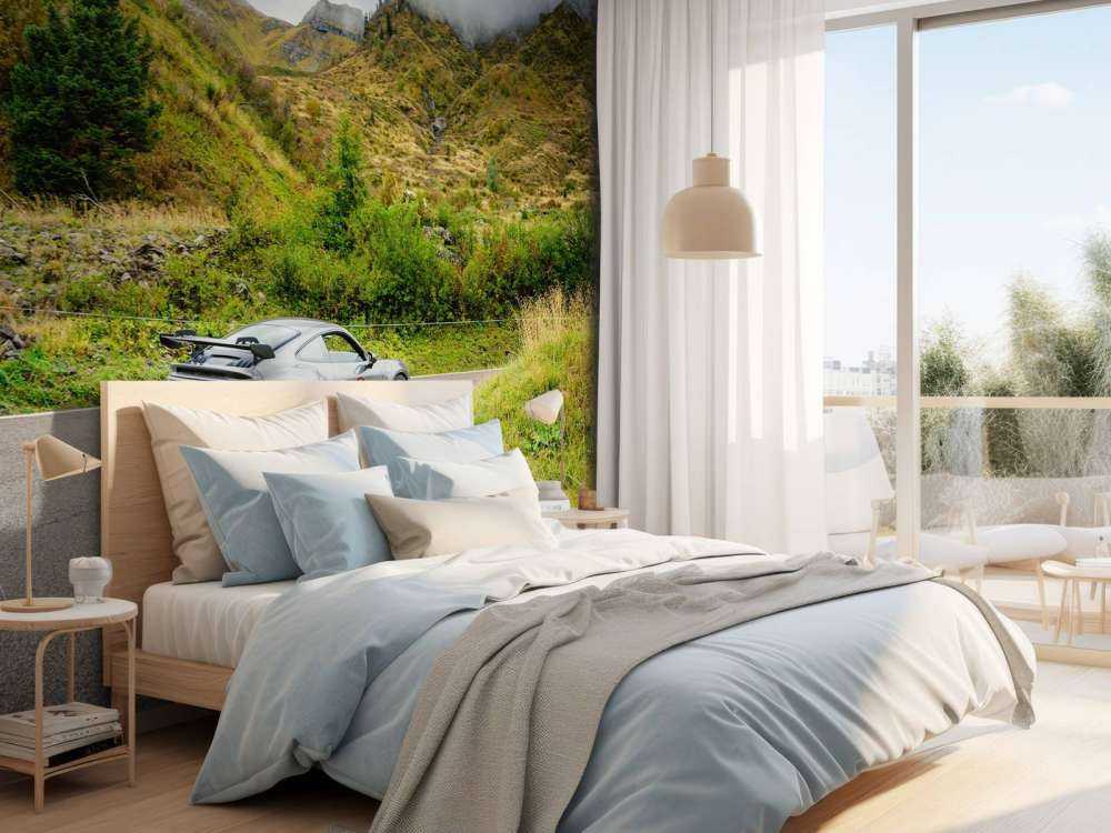 Sportowy samochód przez górską mgłę