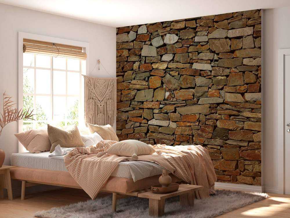 Ściana z nierównymi cegłami