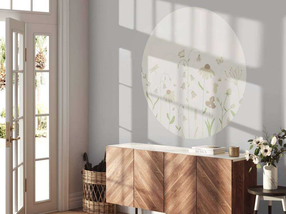 Wysokie pole kwiatowe z motylami w kolorze beżowym i starym różu