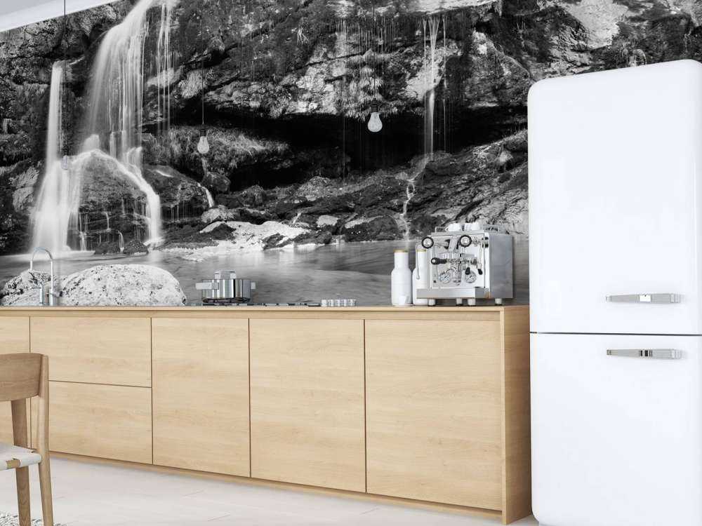 Wodospad nad kamiennym murem. 