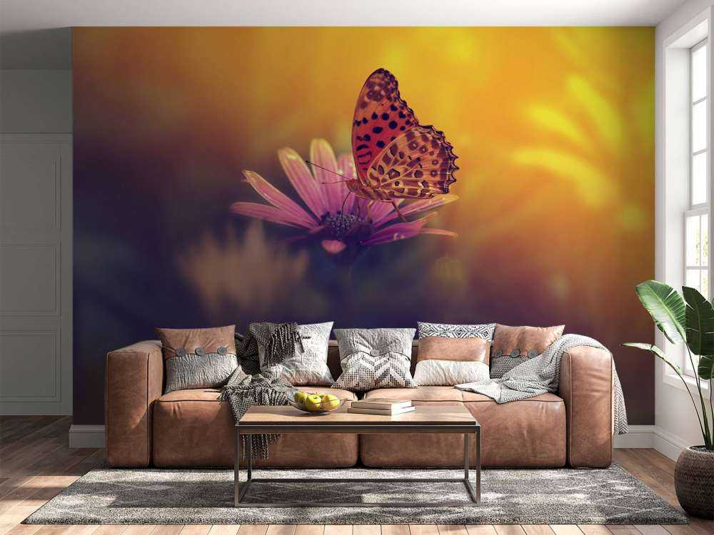 Czerwony motyl na kwiatku