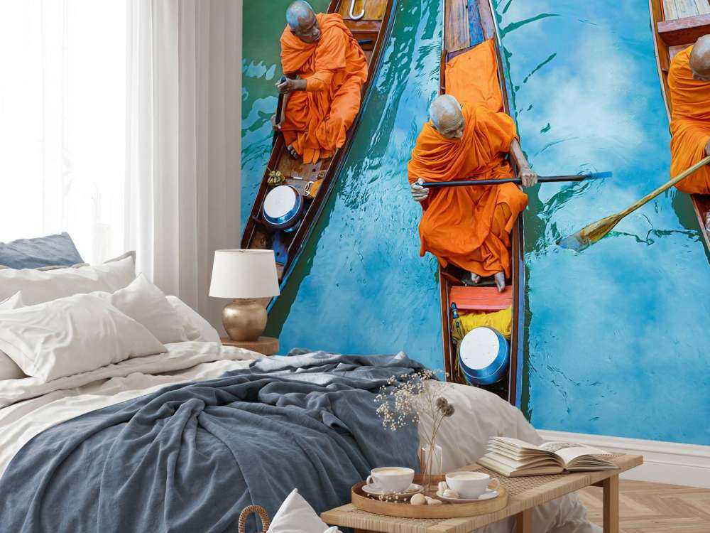 Mnich w drewnianej łodzi