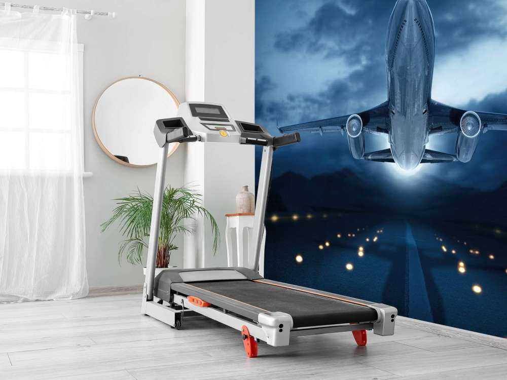 Wznoszący się samolot z ciemnym niebem