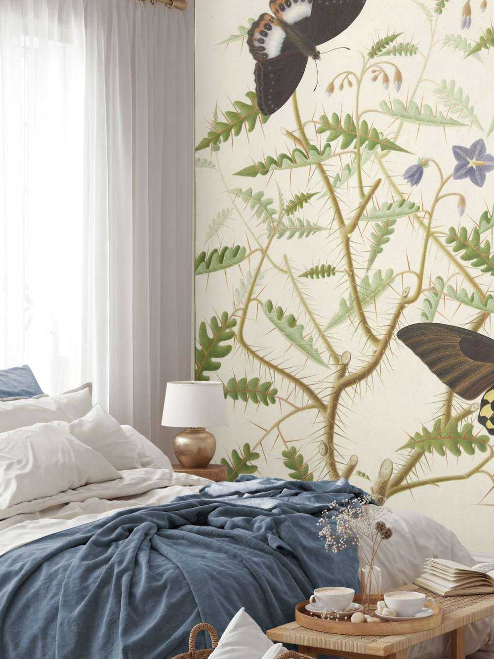 Kwitnący krzew z dwoma egzotycznymi motylami