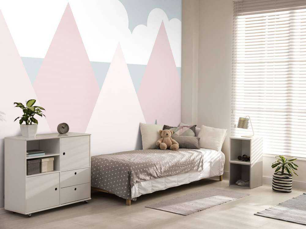 Różowe góry z sosnami