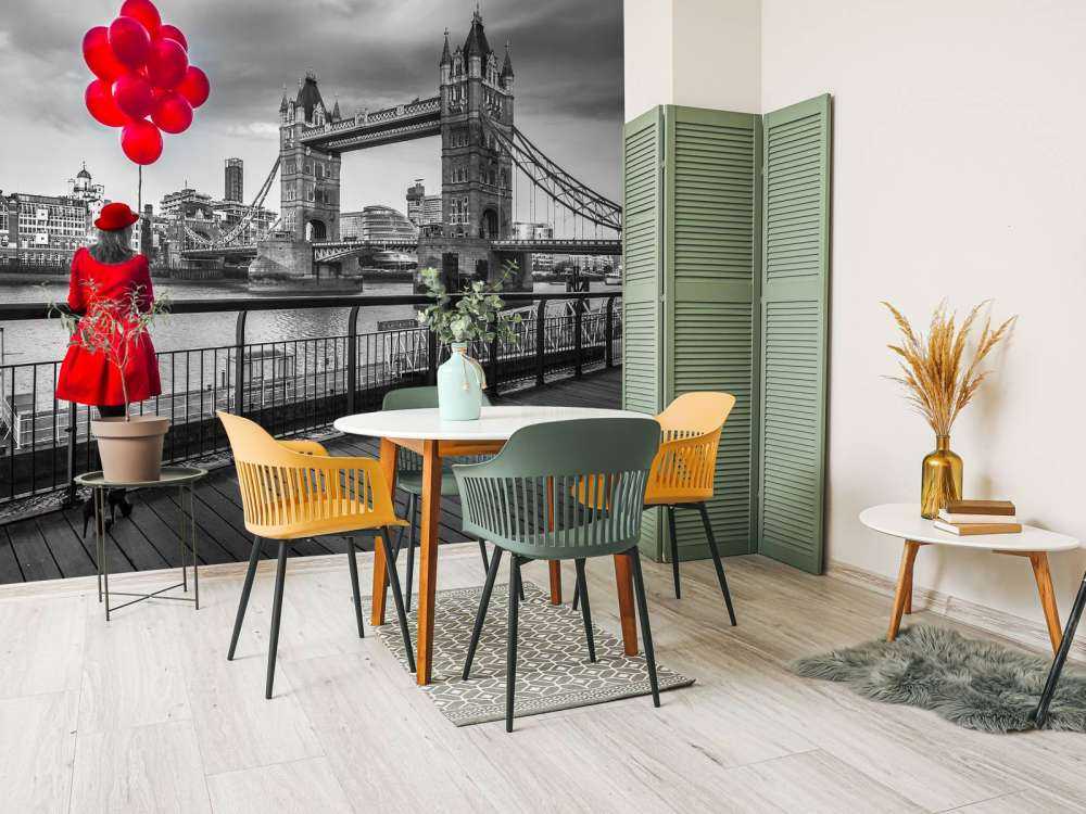 Kobieta na moście wieżowym