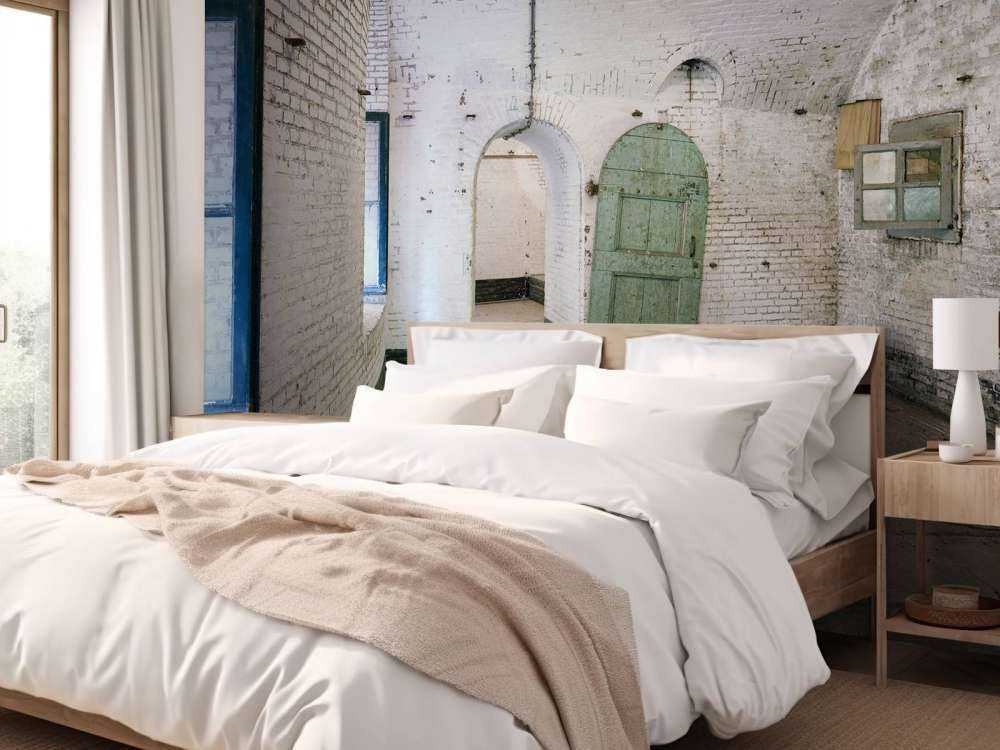 Zielone drzwi w starym budynku