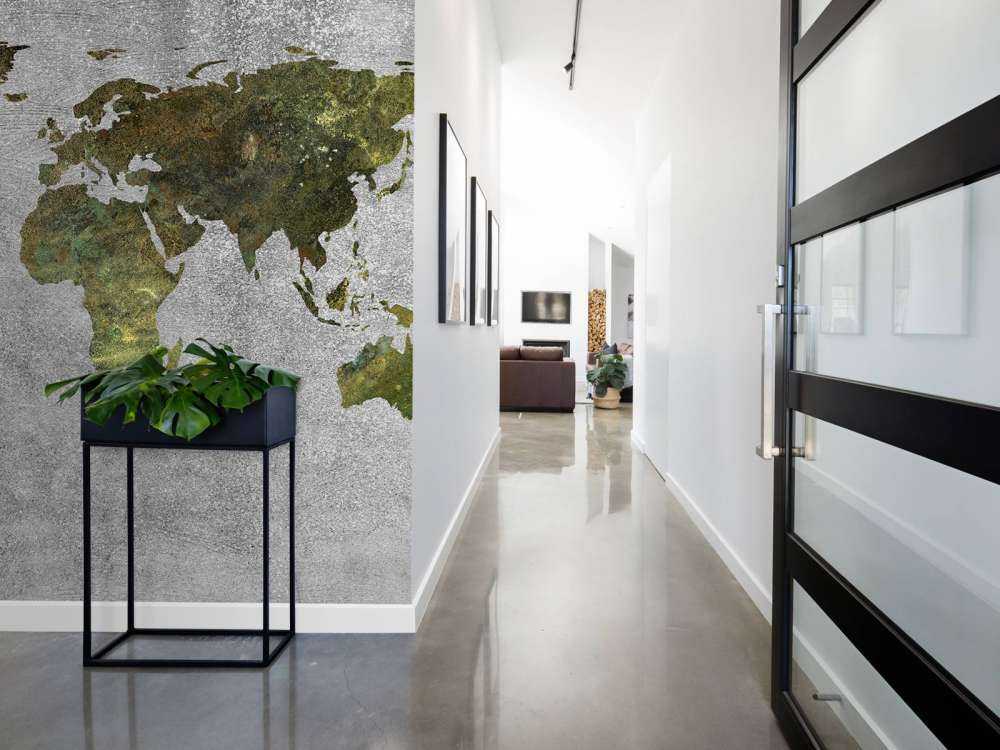 Mapa świata z zieloną strukturą na szarym betonie