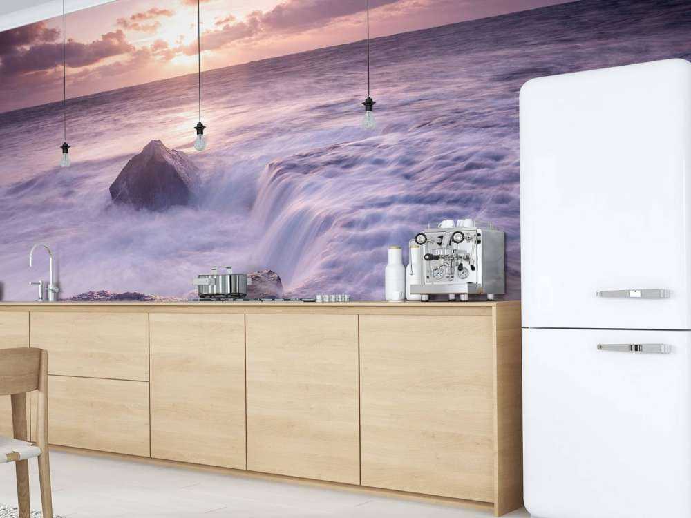 Dzikie morze o zachodzie słońca