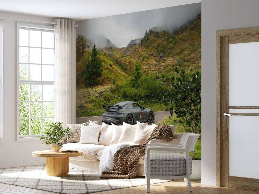 Sportowy samochód przez górską mgłę