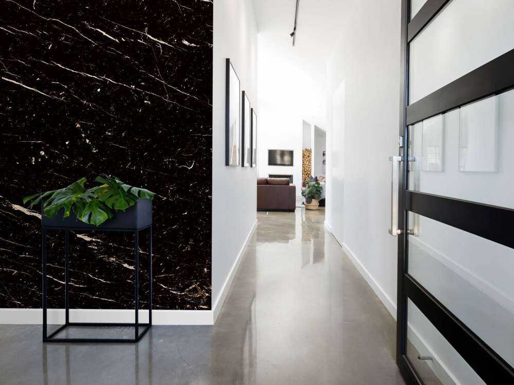 Ciemny marmur z jasną strukturą