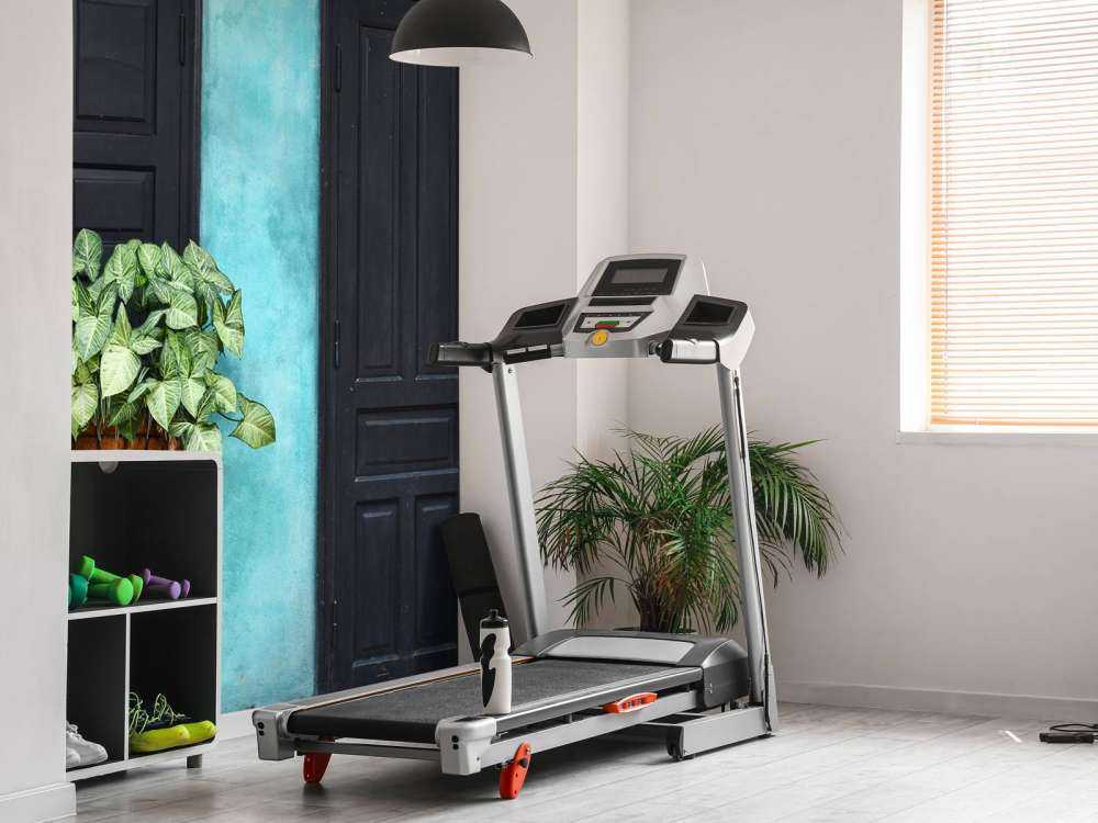 Stary rower w pobliżu domu