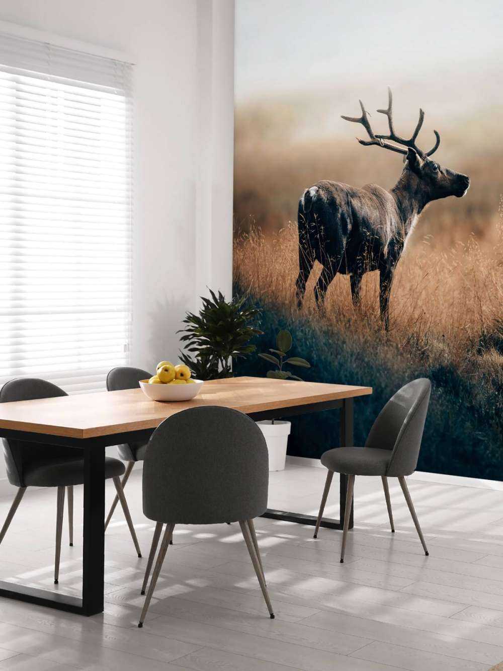 Renifer w wysokiej trawie