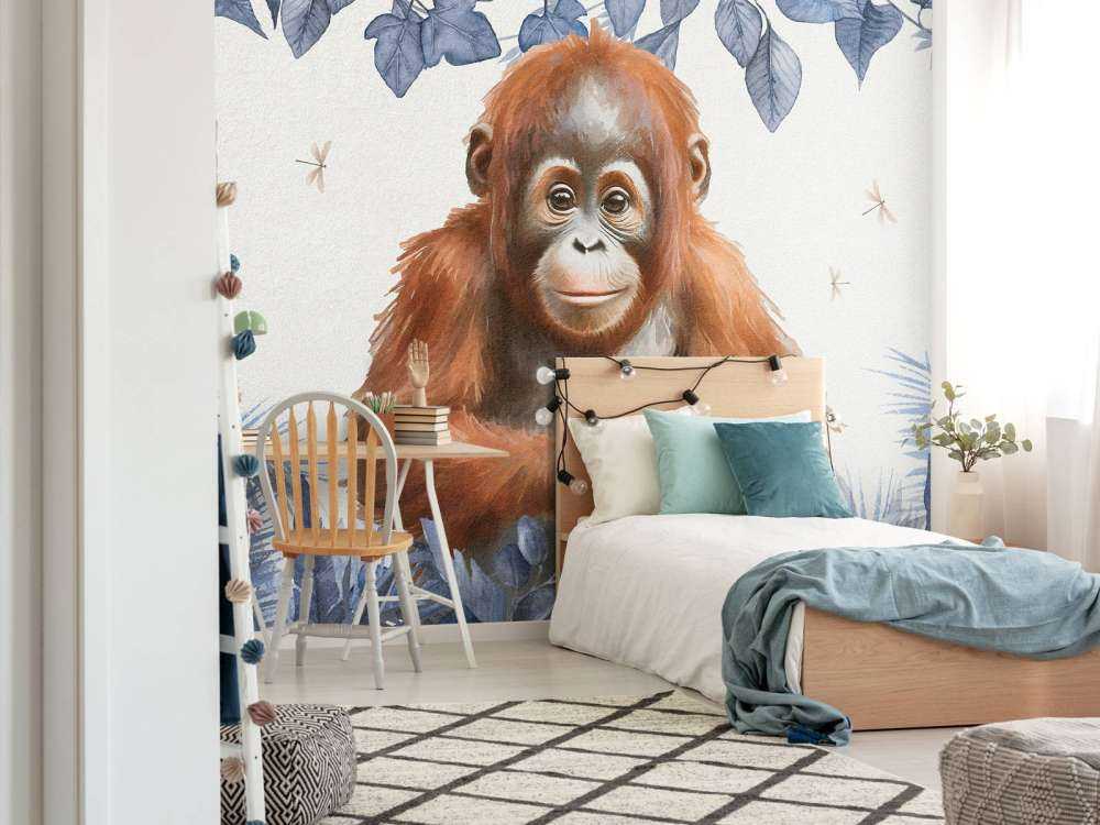 Młody orangutan w dżungli niebieski